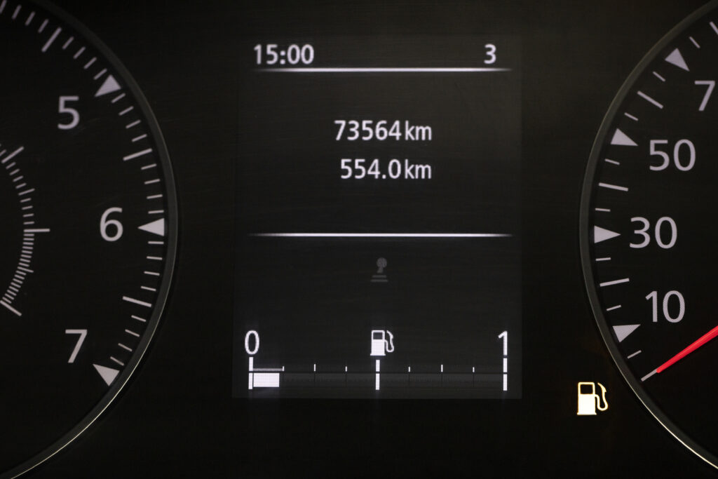 close-up-fuel-level-gauge-vehicle (1) arabanın orijinal kilometresi