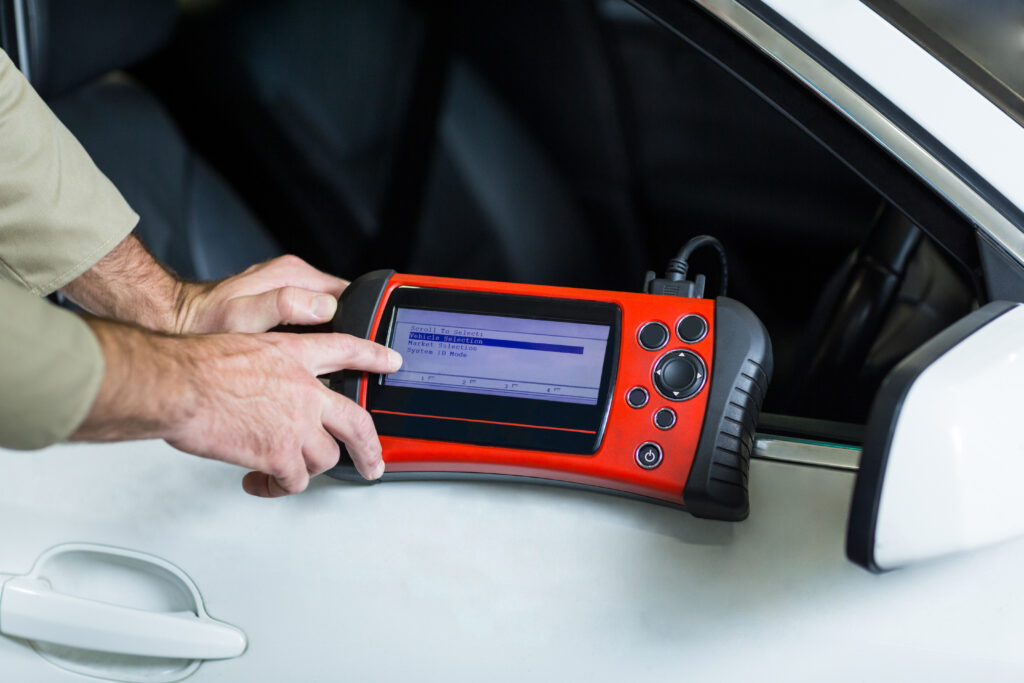Hands of mechanic using a diagnostic tool arıza tespit cihazı