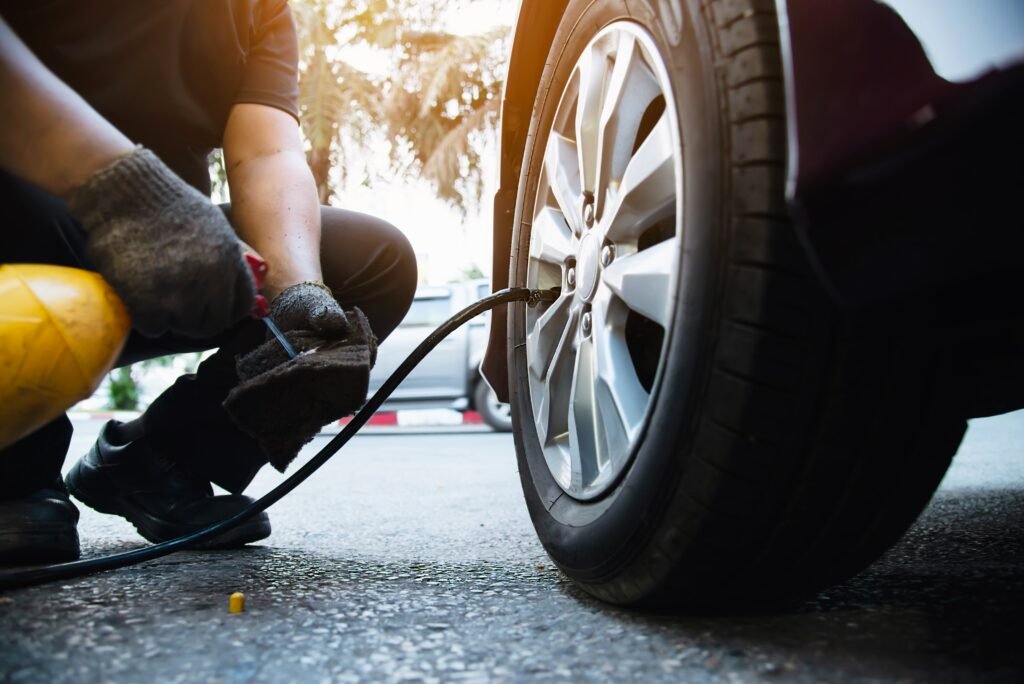 technician-is-inflate-car-tire-car-maintenance-service-transportation-safety-concept lastik basıncı